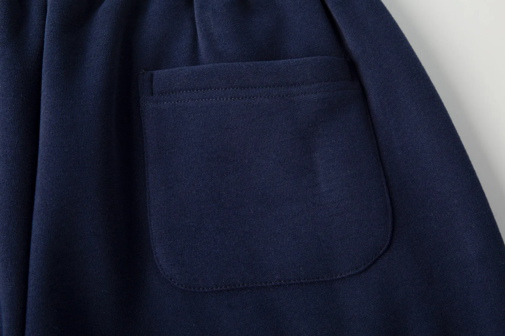 P230 White background picture [Fleet in winter] Style number: 25130# Color: black/navy blue/dark gray/light gray/white gray/beige/light khaki Size: S-XL - Ralph Lauren/Ralph Lauren 2025FW autumn and winter plus velvet contrasting waist design drawstring scimitar version lazy feeling loose couple sweatpants - brushed face velvet lining one piece for winter - custom dyed trouser cord hanging hardware The details are in place - loose fit, scimitar legs, loose upper body without looking too big - RL/lazy autumn and winter sweatpants, a pair of casual sweatpants that are very suitable for CleanFit. Loose fit scimitar fit trousers can be used as couple wear. It has a relaxed feel for daily wear. Contrasting color shakes to increase the overall sense of layering. The sense of drape is visible to the naked eye. The design of the trouser legs can be closed, which can also be very warm and versatile in winter.